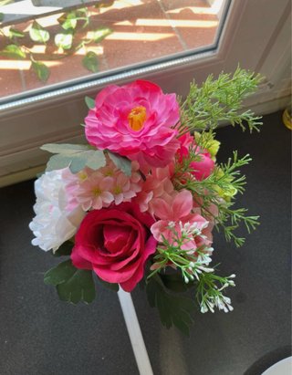 Fiori artificiali con vaso di vetro