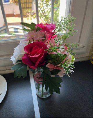 Fiori artificiali con vaso di vetro