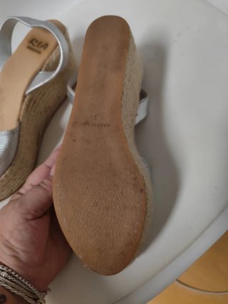 Abarcas cuña Ria beige y plata