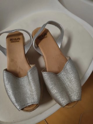 Abarcas cuña Ria beige y plata