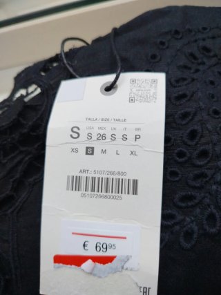 Vestido negro troquelado Zara Talla S