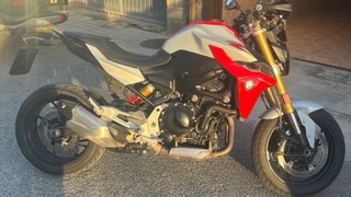 BMW F900R . A2 .Naked Roja y Blanca