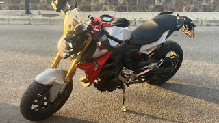 BMW F900R . A2 .Naked Roja y Blanca