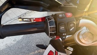 BMW F900R . A2 .Naked Roja y Blanca