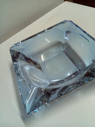 Cenicero de cristal con diseño