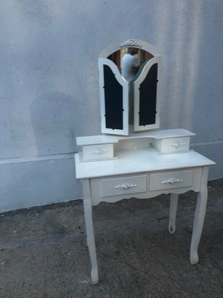 Tocador vintage blanco con espejo tríptico