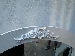 Tocador vintage blanco con espejo tríptico
