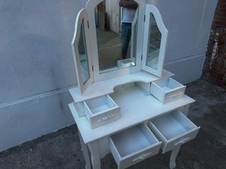Tocador vintage blanco con espejo tríptico