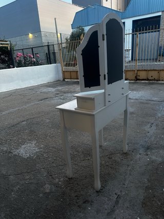 Tocador vintage blanco con espejo tríptico