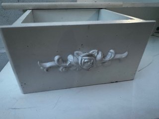 Tocador vintage blanco con espejo tríptico
