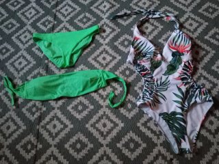 Bañador bikini verde y estampado tropical