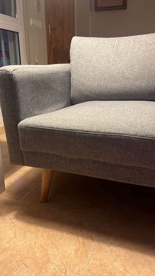 Sofá 3 plazas tela gris con patas