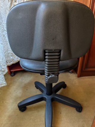 Silla de escritorio negra con ruedas