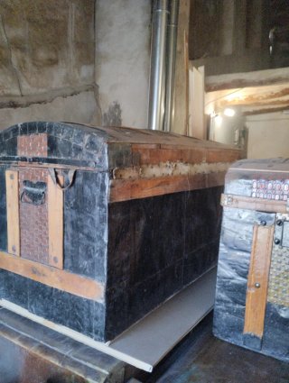 Baúl antiguo madera y metal
