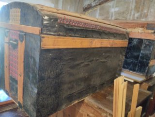 Baúl antiguo madera y metal