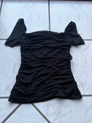 Top nero con maniche a sbuffo