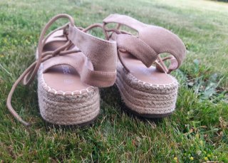 Sandalias beige abiertas,  con cordones