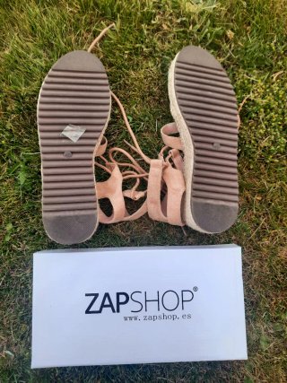 Sandalias beige abiertas,  con cordones