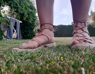 Sandalias beige abiertas,  con cordones