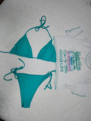 Bikini Teal con Camiseta Blanca