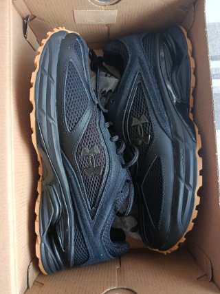 Zapatillas Under Armour Negras y Marrones