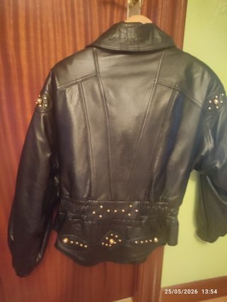 Cazadora cuero negra tachuelas doradas de mujer