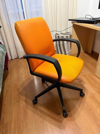Silla de oficina naranja y negra