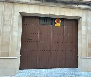 Puerta de hierro con revestimiento de madera