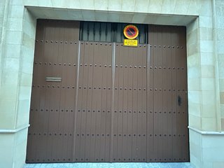 Puerta de hierro con revestimiento de madera