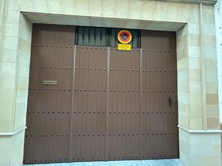 Puerta de hierro con revestimiento de madera