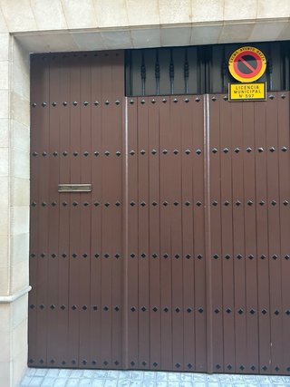 Puerta de hierro con revestimiento de madera