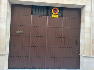 Puerta de hierro con revestimiento de madera