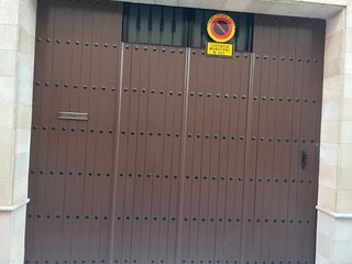 Puerta de hierro con revestimiento de madera