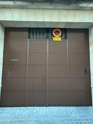 Puerta de hierro con revestimiento de madera