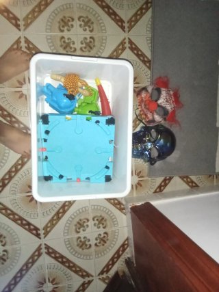 Caja de juguetes varios