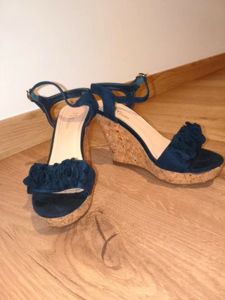 Sandalias cuña azul con flores