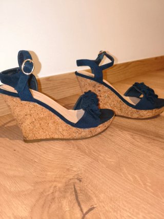 Sandalias cuña azul con flores