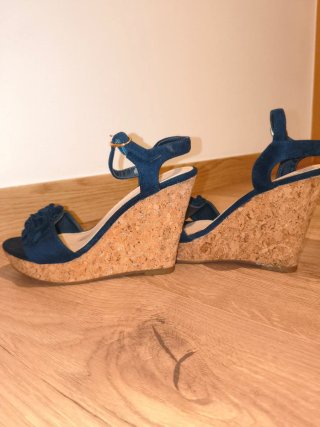 Sandalias cuña azul con flores