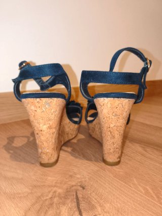 Sandalias cuña azul con flores