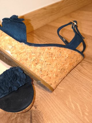 Sandalias cuña azul con flores