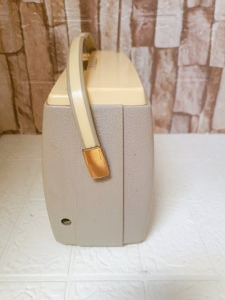 Radio antigua transistor vintage época baquelita