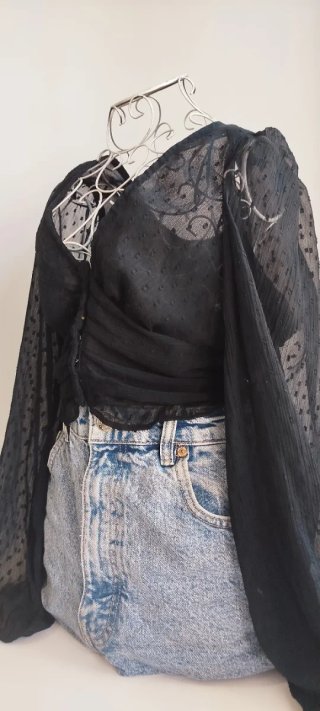 Camisa negra con volantes y manga larga