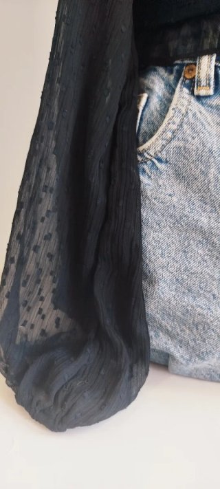 Camisa negra con volantes y manga larga