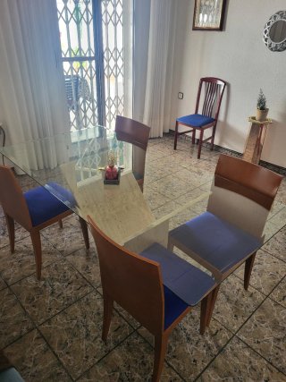 Mesa de cristal, se regalan las sillas