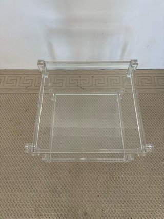 Mesa baja de acrílico transparente