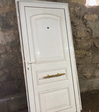 Puerta de aluminio blanca