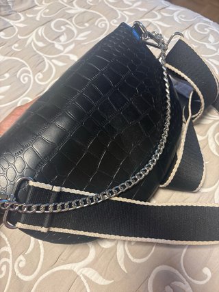 Bolso bandolera negro efecto piel cocodrilo