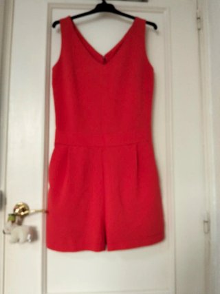 Mono rojo escote V con bolsillos laterales,T,S.