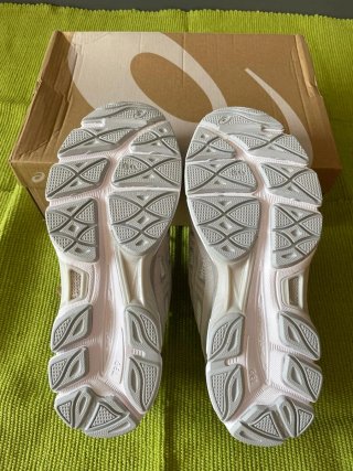 Zapatillas Asics grises y blancas
