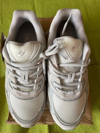 Zapatillas Asics grises y blancas